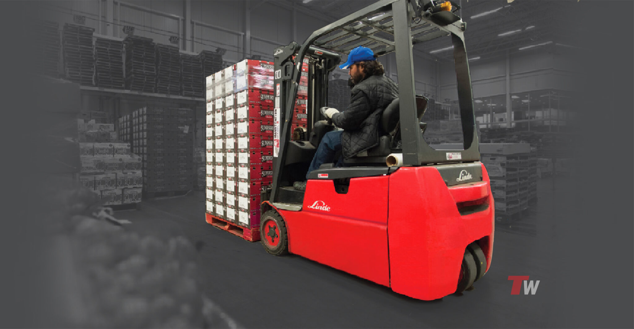 The Linde 346 3 Wheel Electric Sit Down Forklift has AC power modules mounted directly on the sealed drive axle, Linde has been able to eliminate all AC power cables. This means less power loss and more run time.