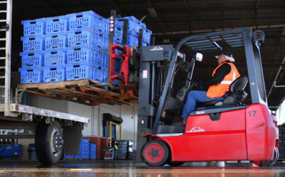 All drive components on the Linde 346 3 wheel sit down electric forklift are contained in a completely sealed drive axle with an IP54 rating. The dual AC drive motors are mounted in-line, allowing for exceptional run times and minimal wear.